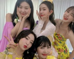 Red Velvet taking a group picture after their performance at Allo Bank Festival.