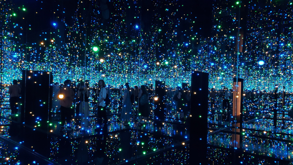 Infinity Mirror Room - Filled with the Brilliance of Life