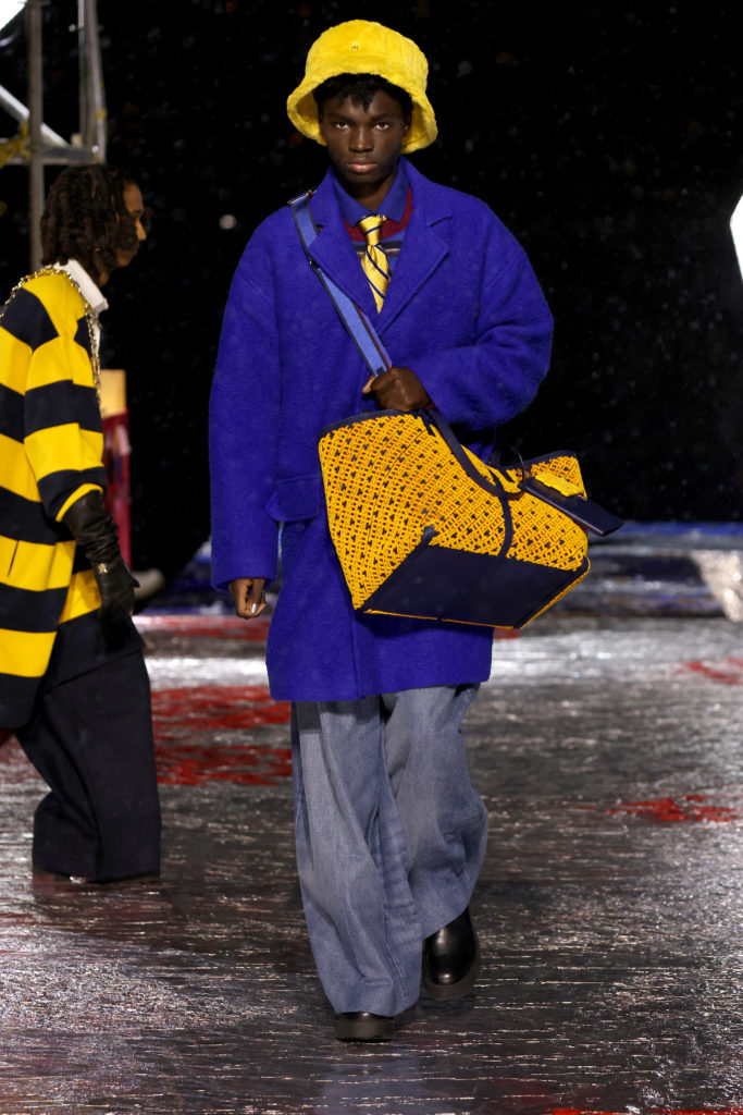 Chuva, metaverso e homenagem a Andy Warhol no desfile de Tommy Hilfiger - Revista Marie Claire
