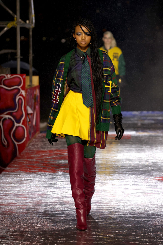 Chuva, metaverso e homenagem a Andy Warhol no desfile de Tommy Hilfiger -  Revista Marie Claire