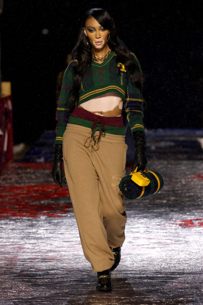 Chuva, metaverso e homenagem a Andy Warhol no desfile de Tommy Hilfiger -  Revista Marie Claire