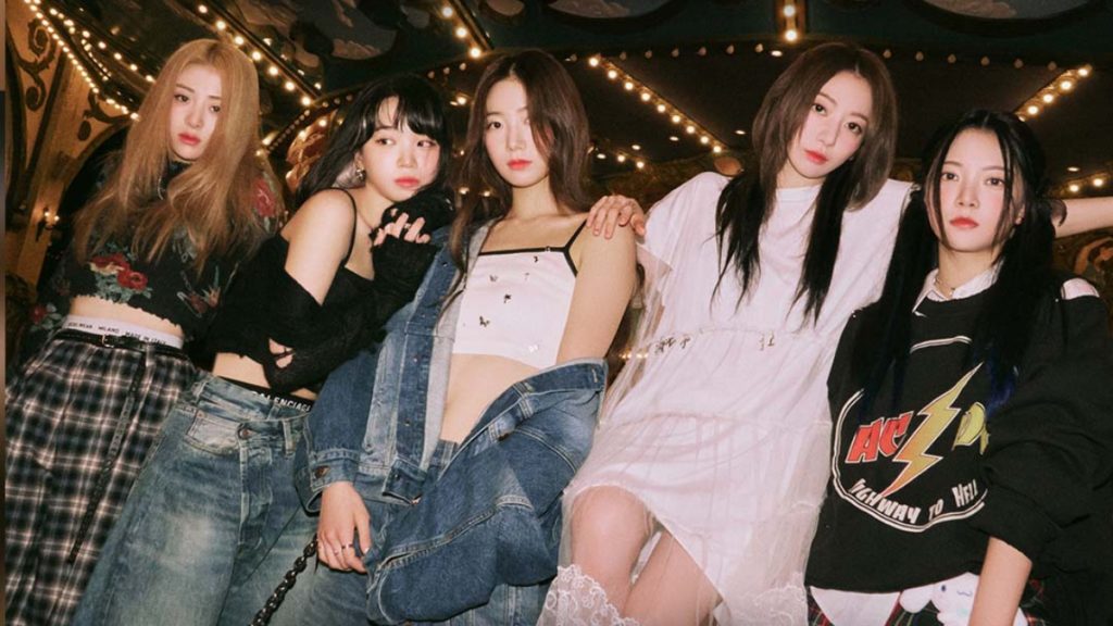 K-pop girl group LE SSERAFIM posing in their teaser picture of ANTIFRAGILE. Left to right: Huh Yunjin, Kim Chaewon, Kazuha, Sakura, and Hong Eunchae.