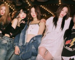 K-pop girl group LE SSERAFIM posing in their teaser picture of ANTIFRAGILE. Left to right: Huh Yunjin, Kim Chaewon, Kazuha, Sakura, and Hong Eunchae.
