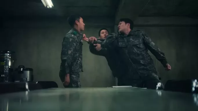 Captain Lim Ji-seop choking a soldier.