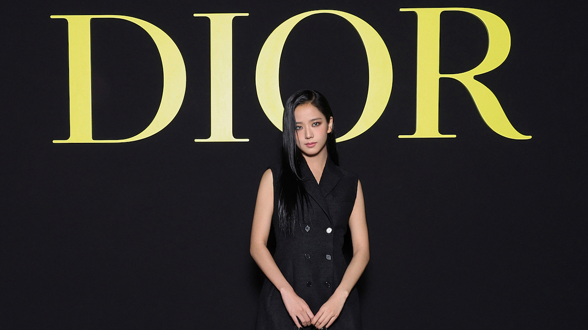 Jisoo turns heads at Dior fashion week show in Paris