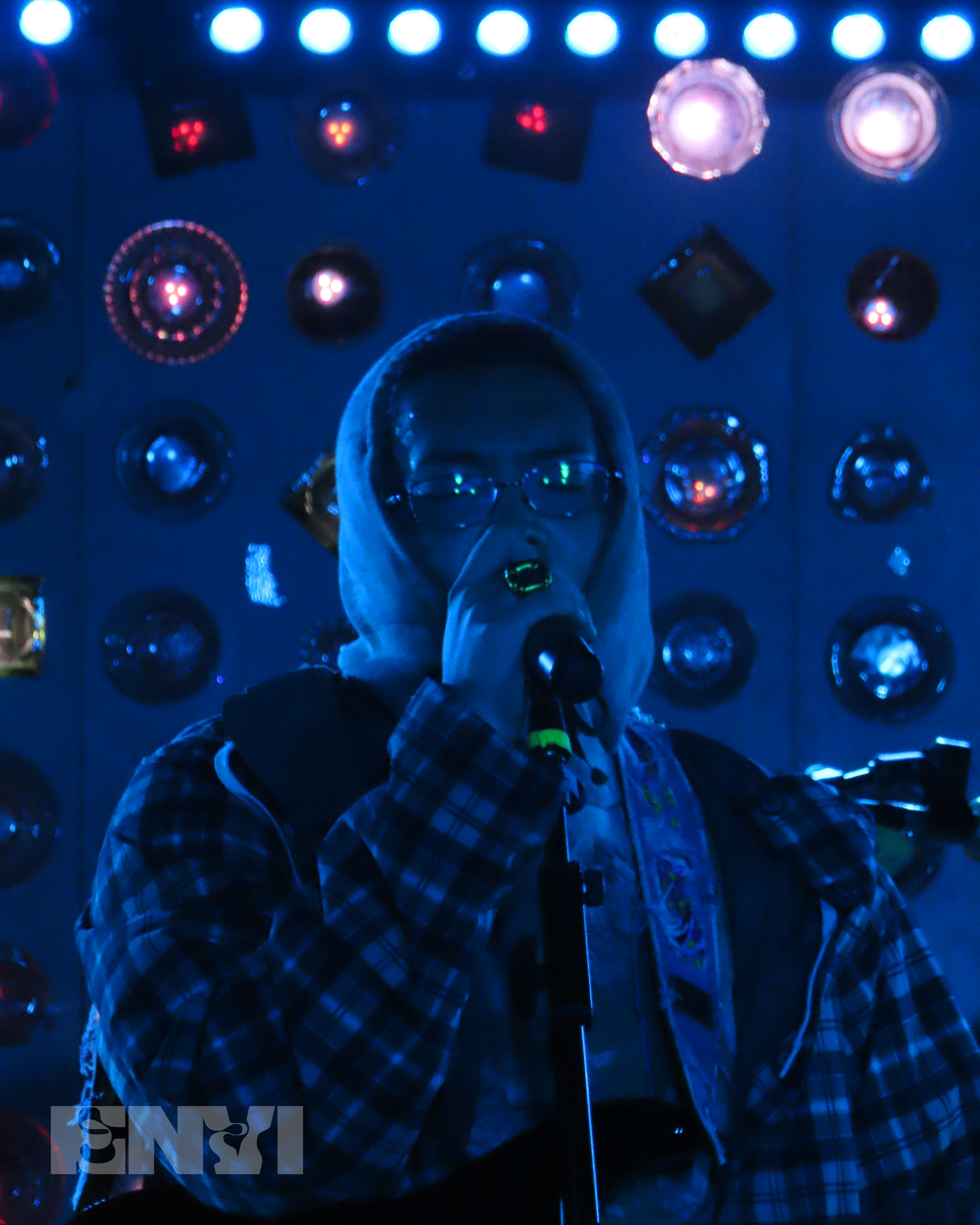 Hojean singing.